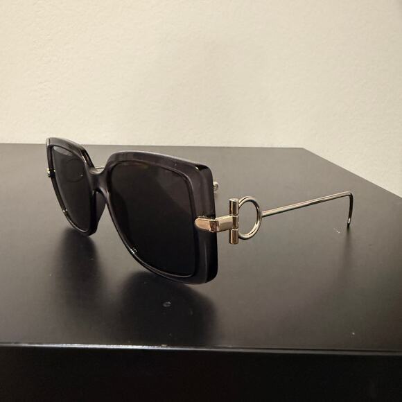 Salvatore Ferragamo SF913S Sunglasses